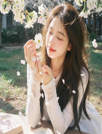 《一代天娇红线女》色彩运用娱乐解析：色调选择与情绪表达分析